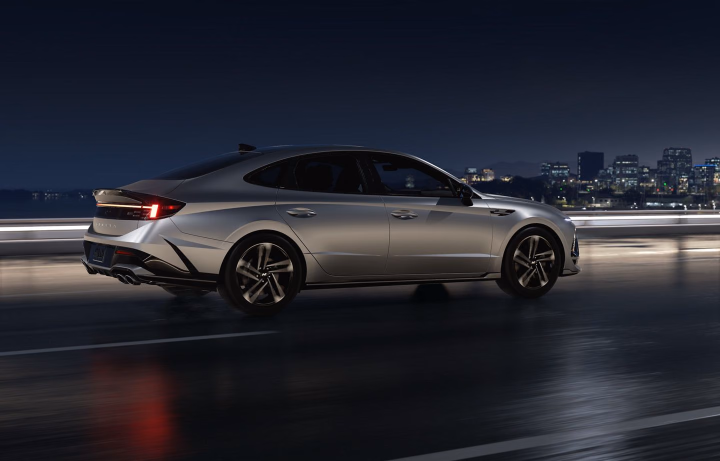 Hyundai Sonata сбоку сзади вечером