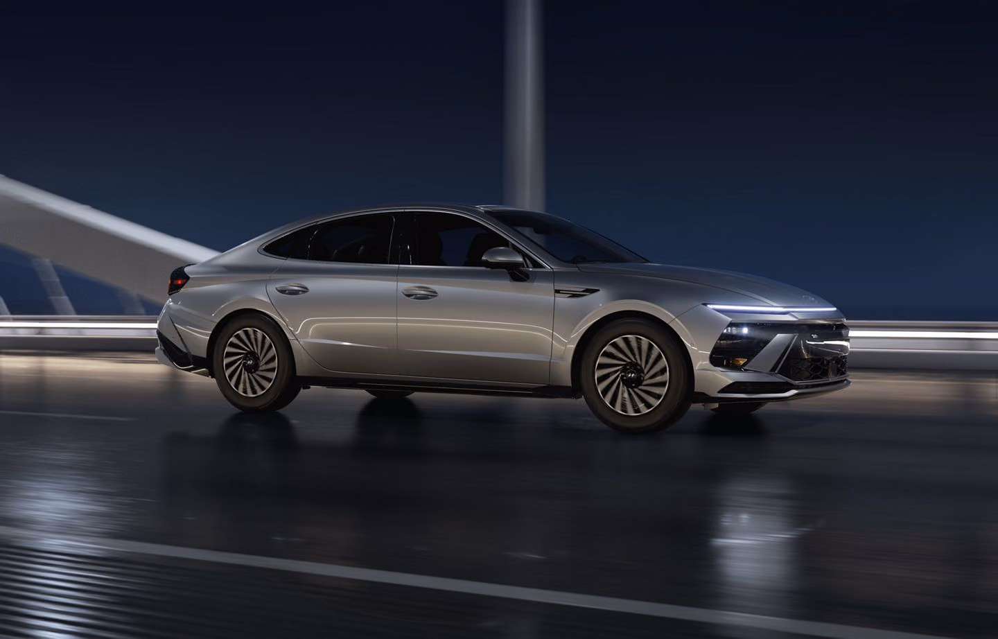 Hyundai Sonata вполоборота сзади