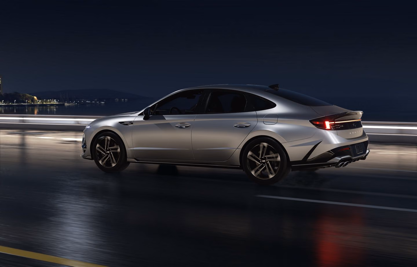 Hyundai Sonata в профиль на мокром асфальте