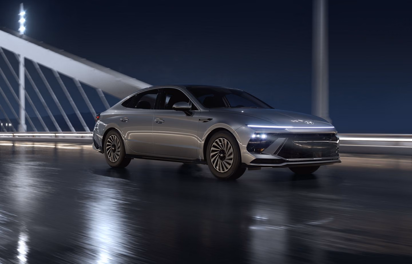 Hyundai Sonata вполоборота на набережной