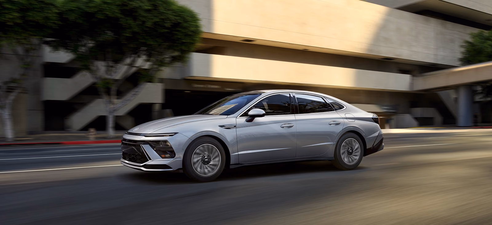 Hyundai Sonata в движении под эстакадой