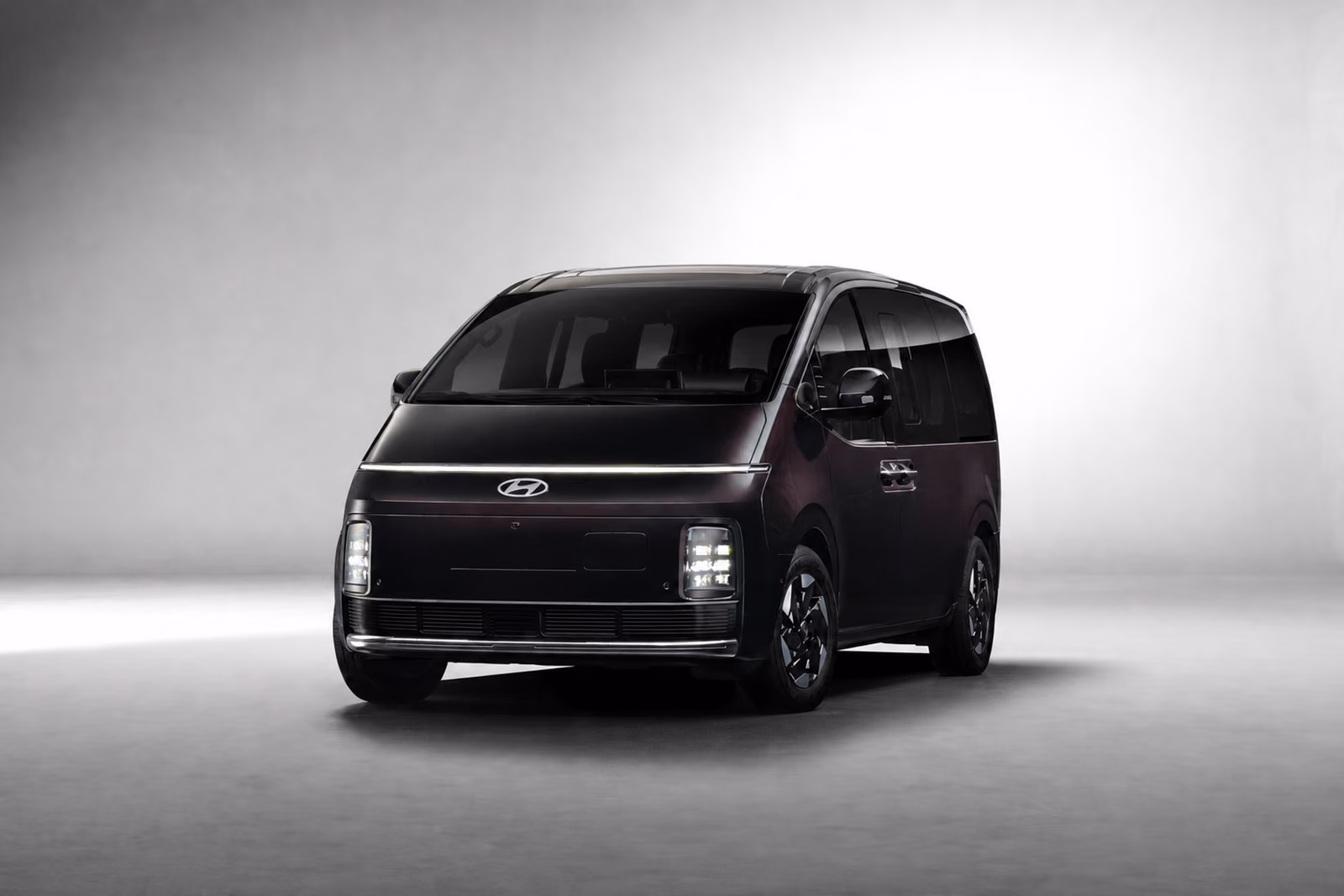 Hyundai Staria 2026 спереди без регистрационного номера