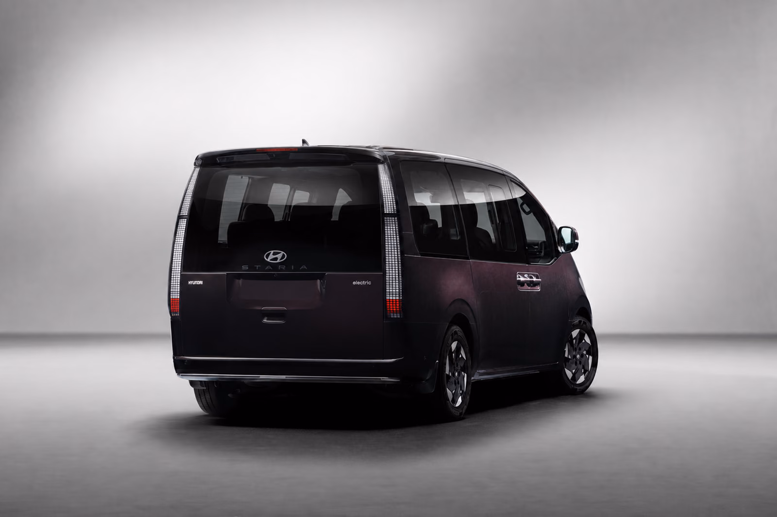 Hyundai Staria 2026 сзади без регистрационного номера