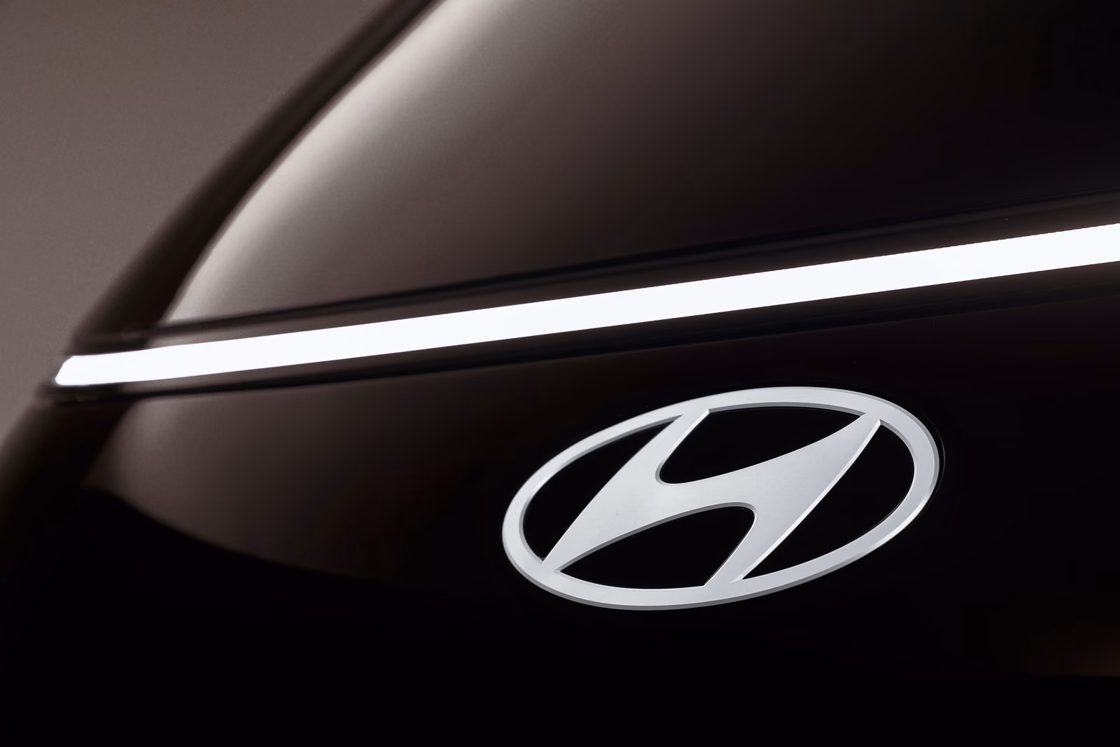 Эмблема Hyundai на передней панели Staria