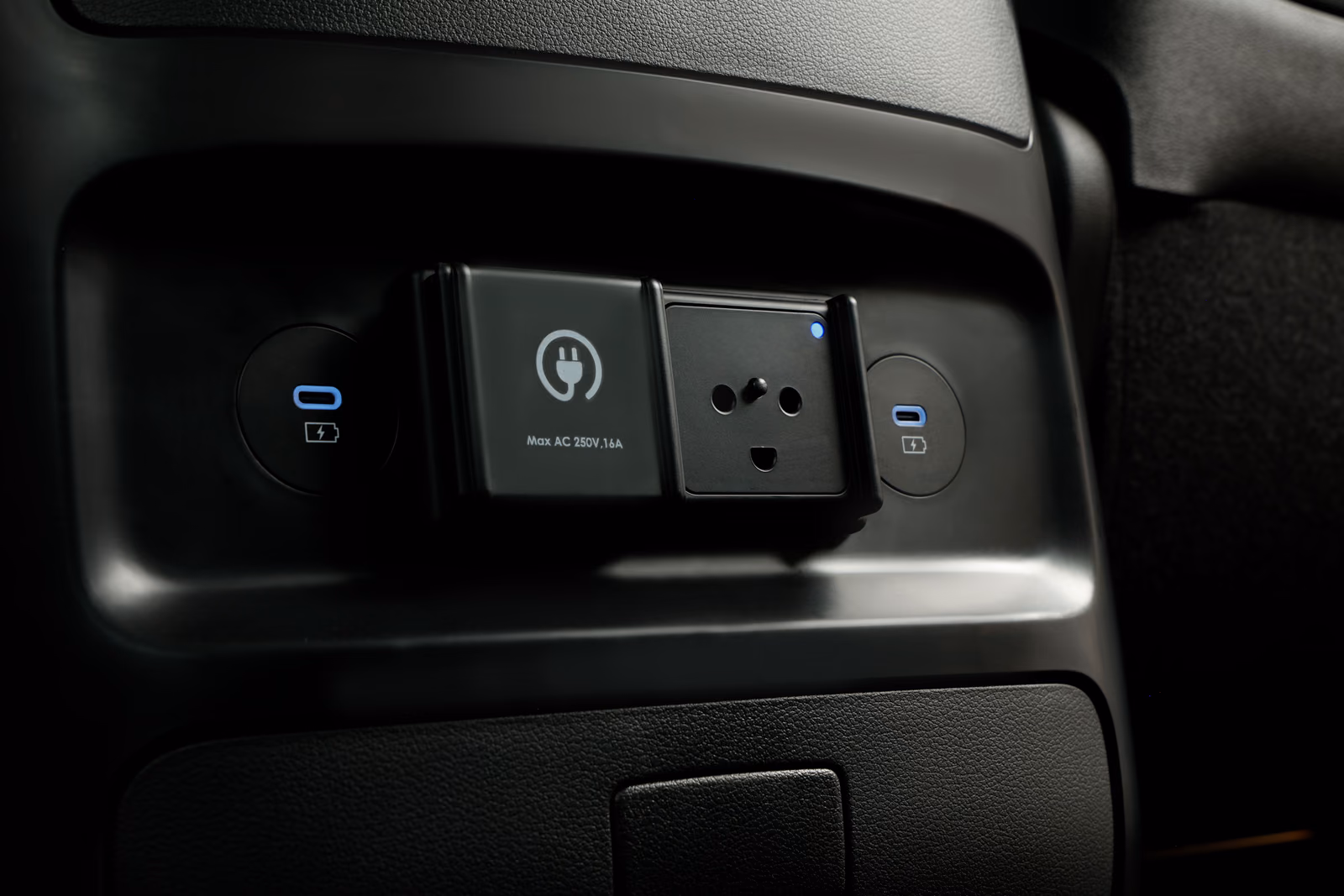 Розетка и USB-разъёмы в салоне Hyundai Staria