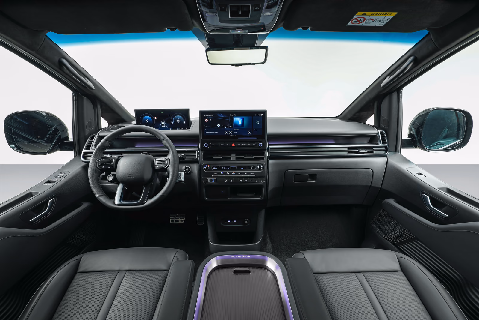 Панорамный вид передней части салона Hyundai Staria