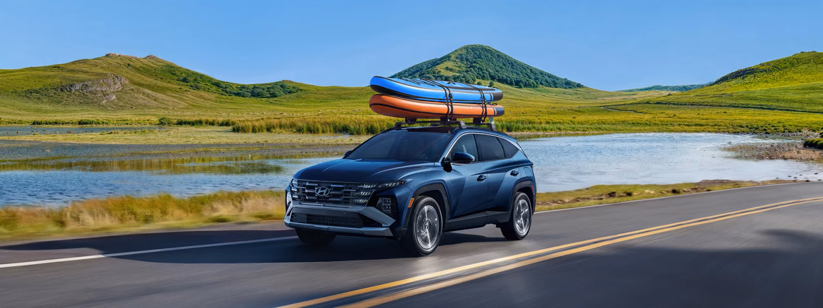 Hyundai Tucson на загородной дороге