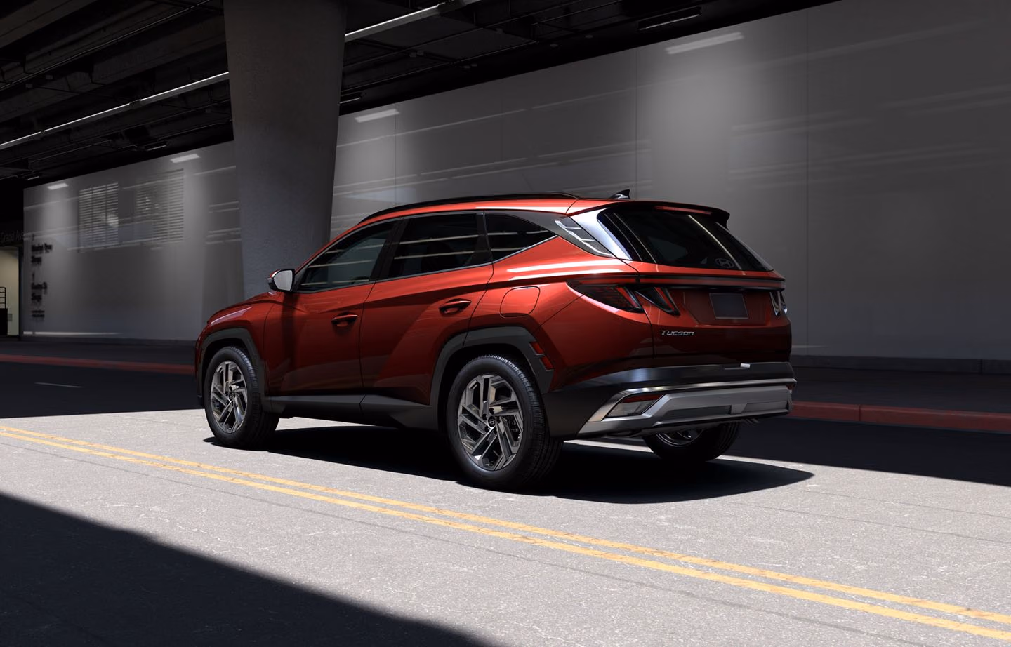 Hyundai Tucson сзади в три четверти
