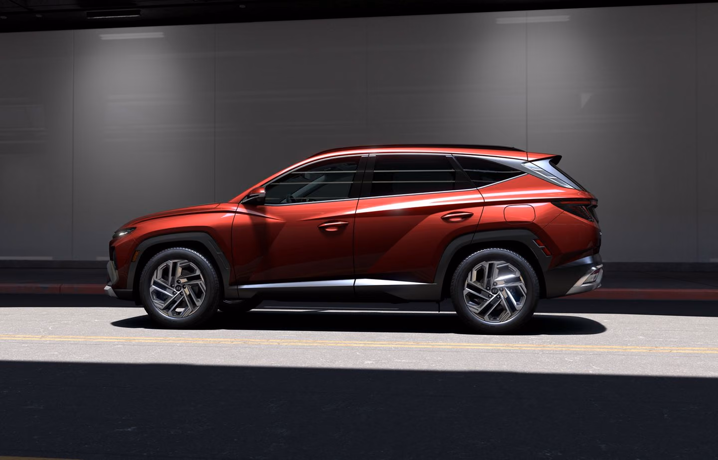 Hyundai Tucson в профиль на подземном паркинге
