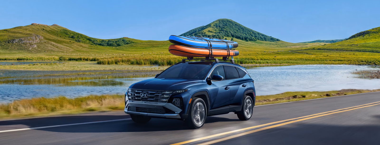 Hyundai Tucson на дороге у озера