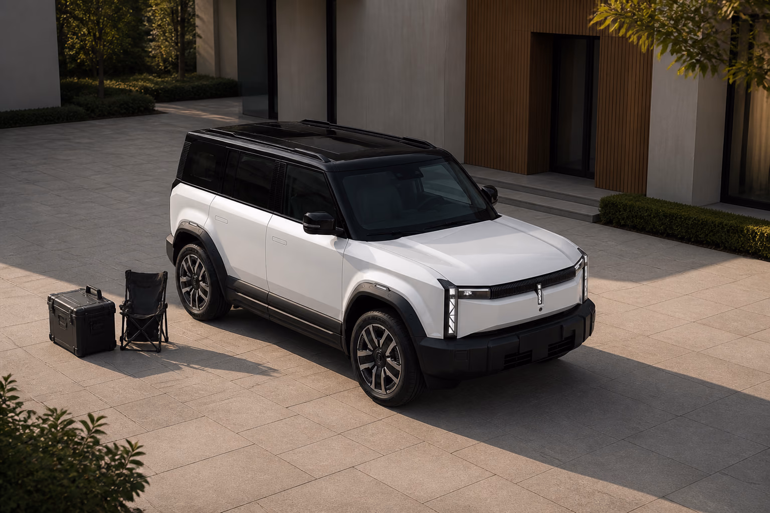 Белый iCAR 03 у современного загородного дома с багажом для поездки