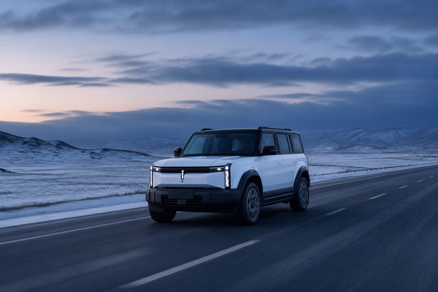 Белый iCAR 03 на зимней межгородской трассе