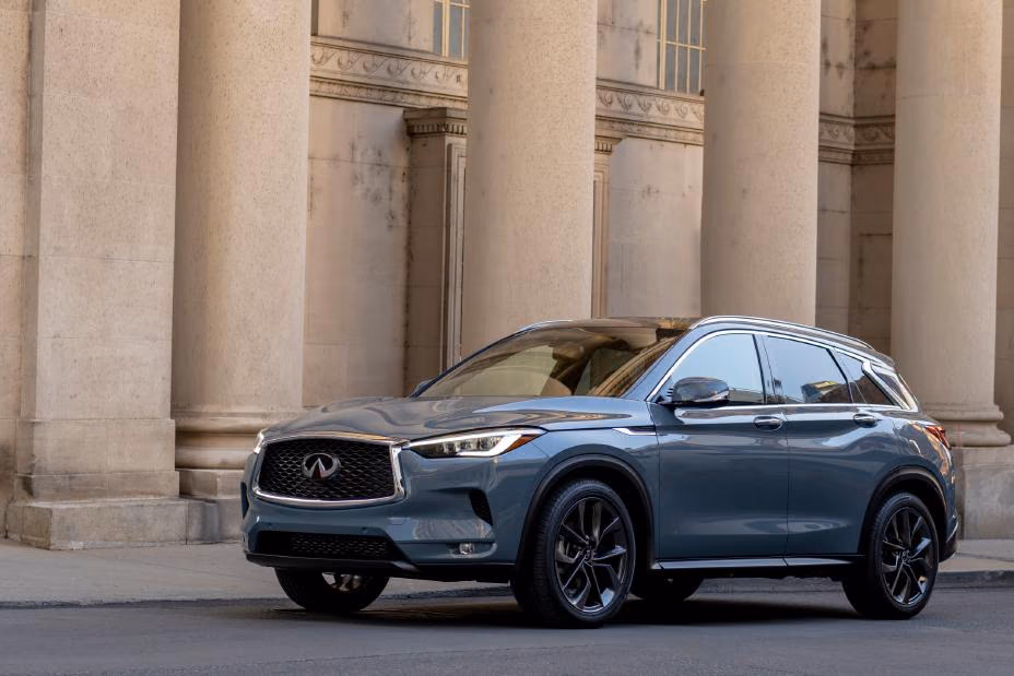 Infiniti QX50 — кузов спереди в три четверти у колоннады