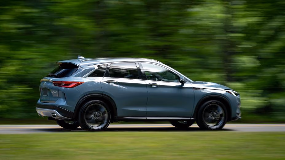 Infiniti QX50 — кузов в профиль на загородной дороге