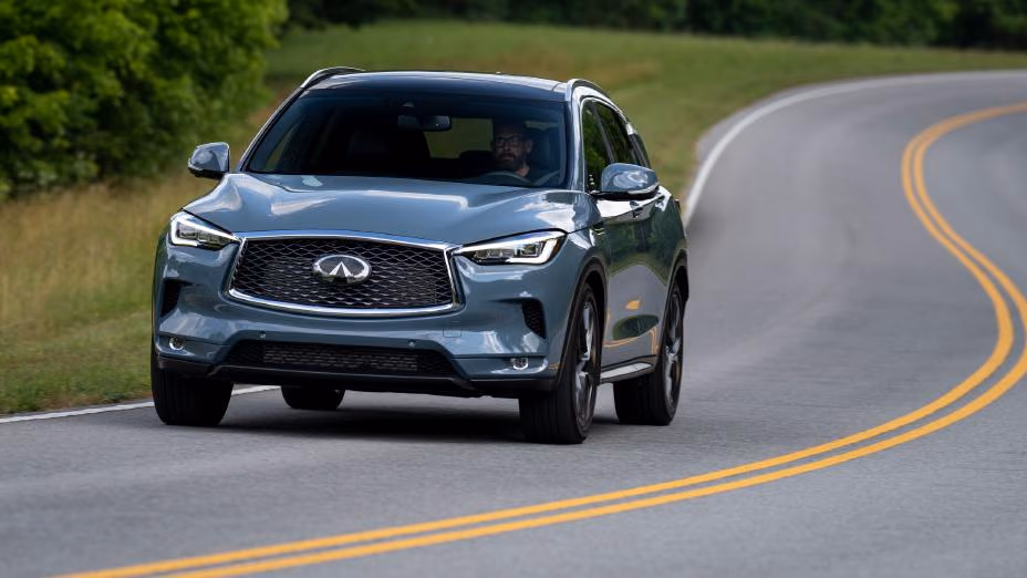 Infiniti QX50 — фронтальный дорожный ракурс
