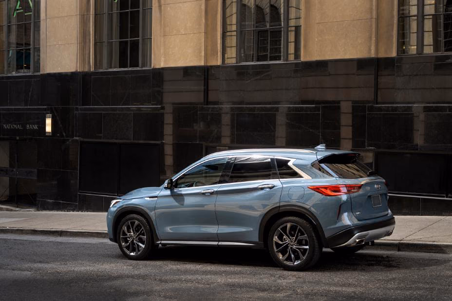 Infiniti QX50 — вид сзади в три четверти в городе