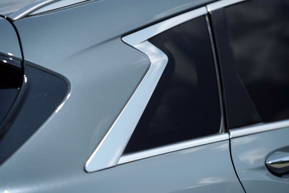 Infiniti QX50 — фирменный изгиб хромированной окантовки D-стойки