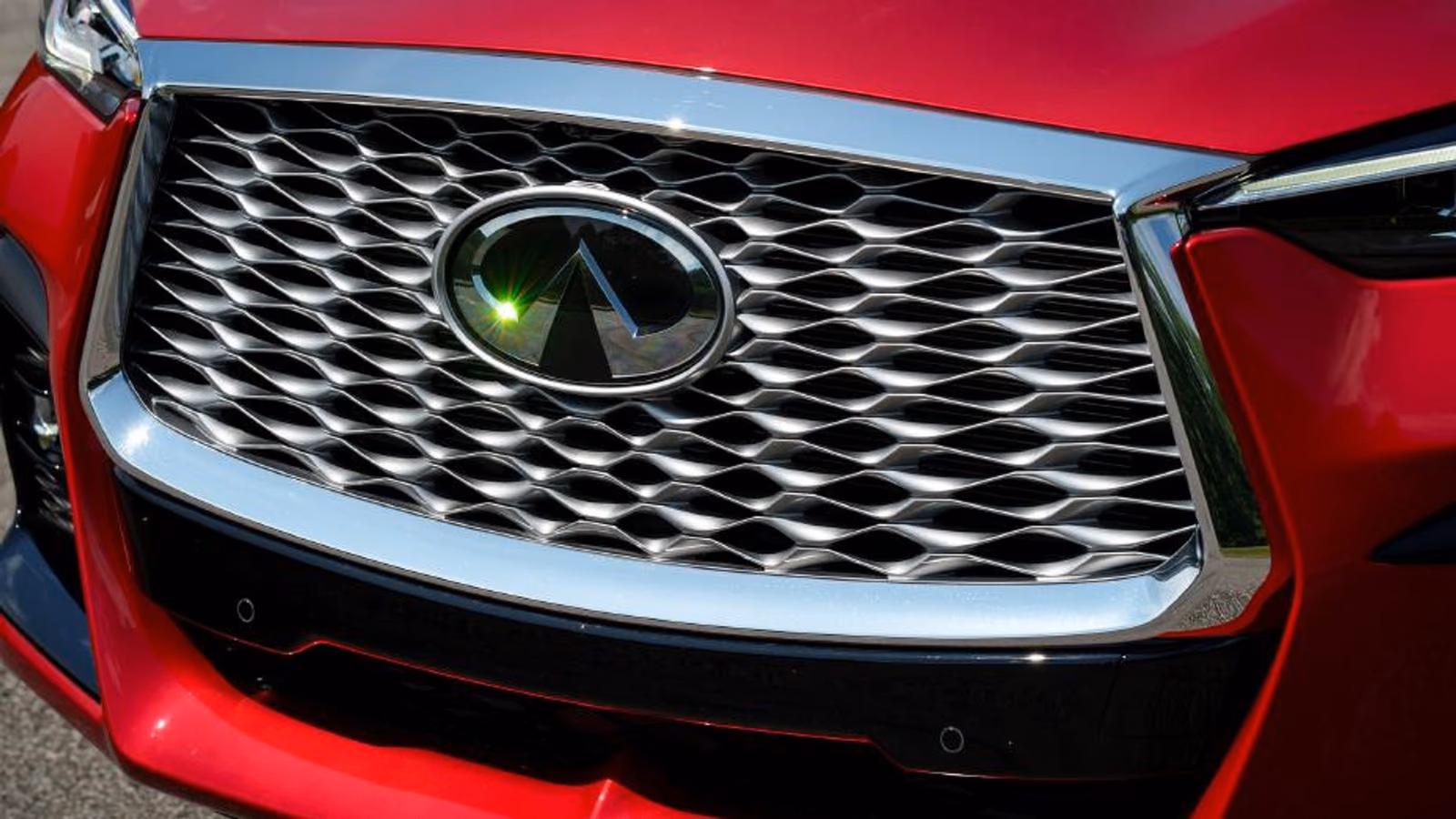 Фирменная решётка радиатора Infiniti QX55