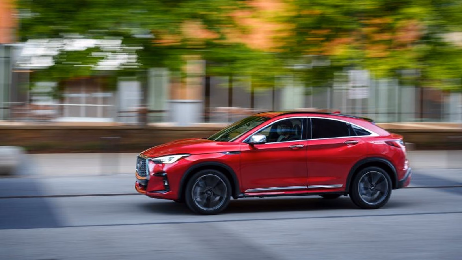 Infiniti QX55 в движении по городу