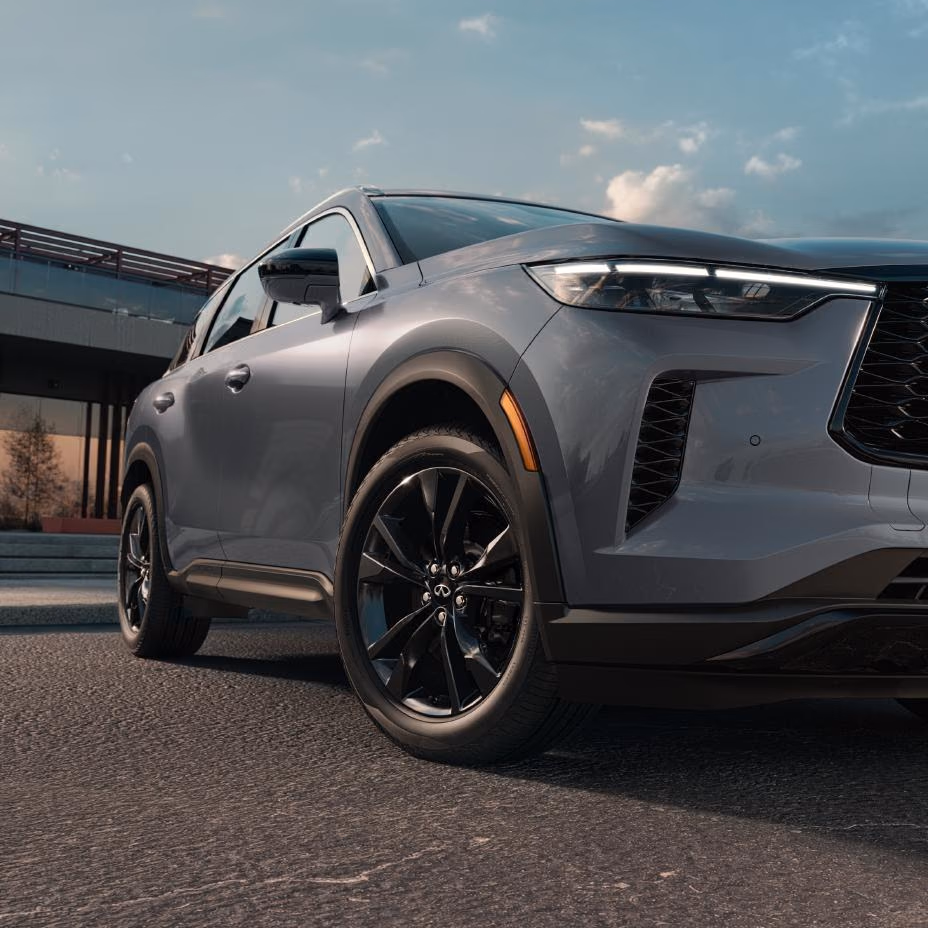 Infiniti QX60 Black Edition — низкий ракурс передней части