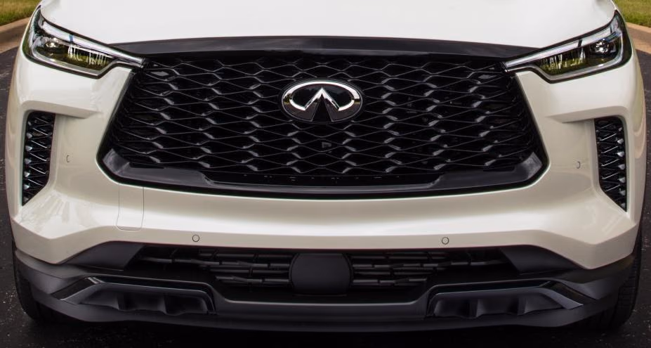 Infiniti QX60 Black Edition — чёрная решётка радиатора