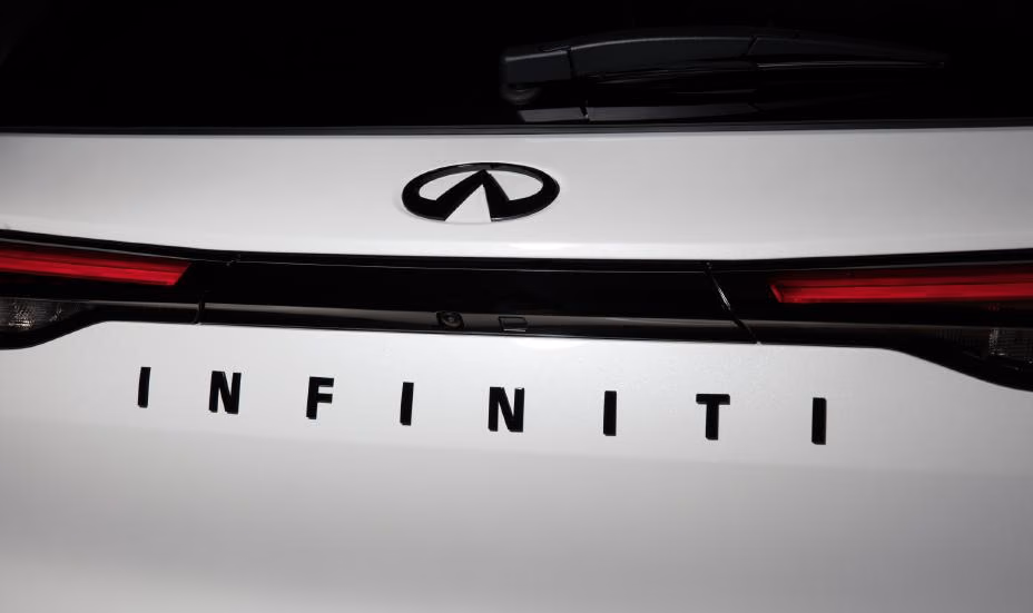 Infiniti QX60 — фирменная надпись на двери багажника