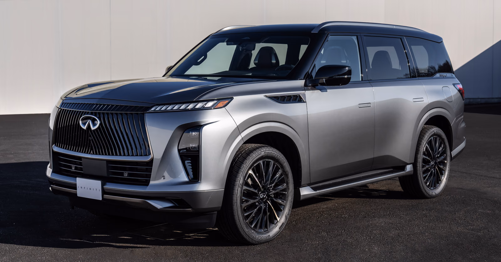 Infiniti QX80 — спереди в три четверти