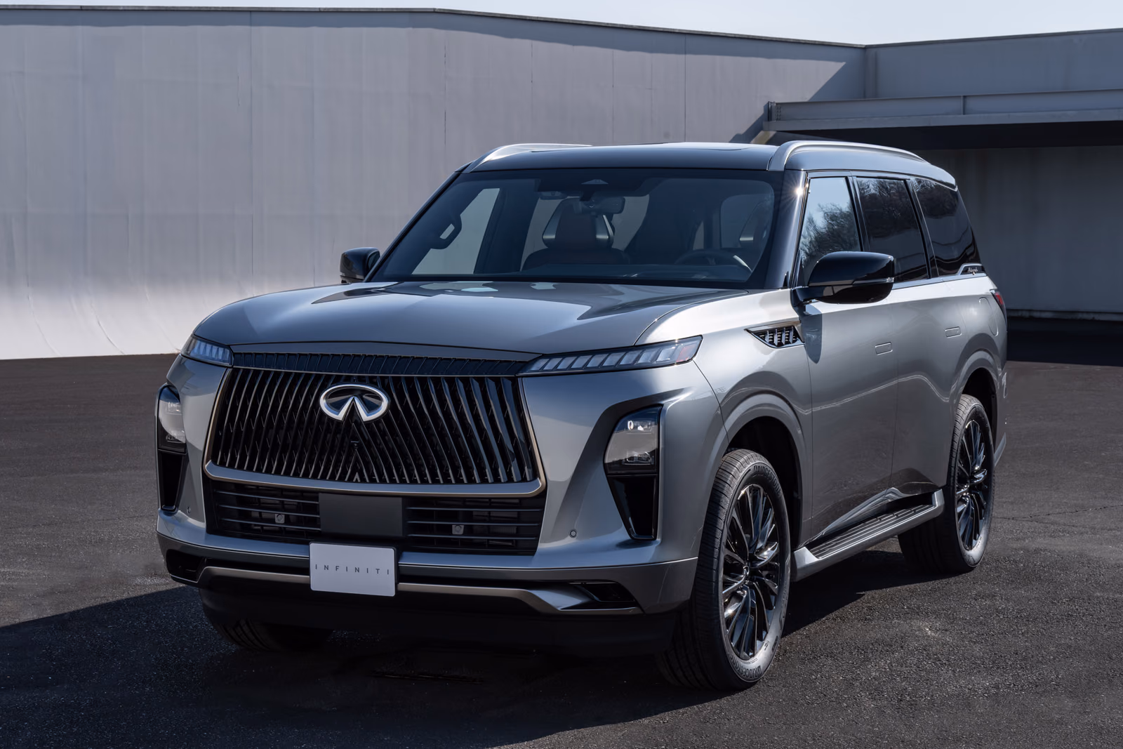 Infiniti QX80 — вид сзади в три четверти