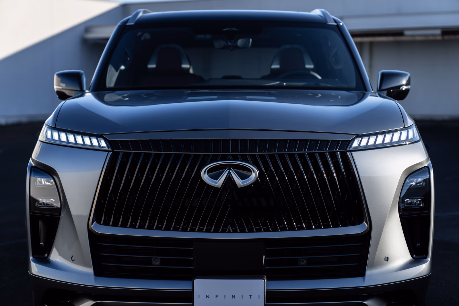 Infiniti QX80 — вид сбоку