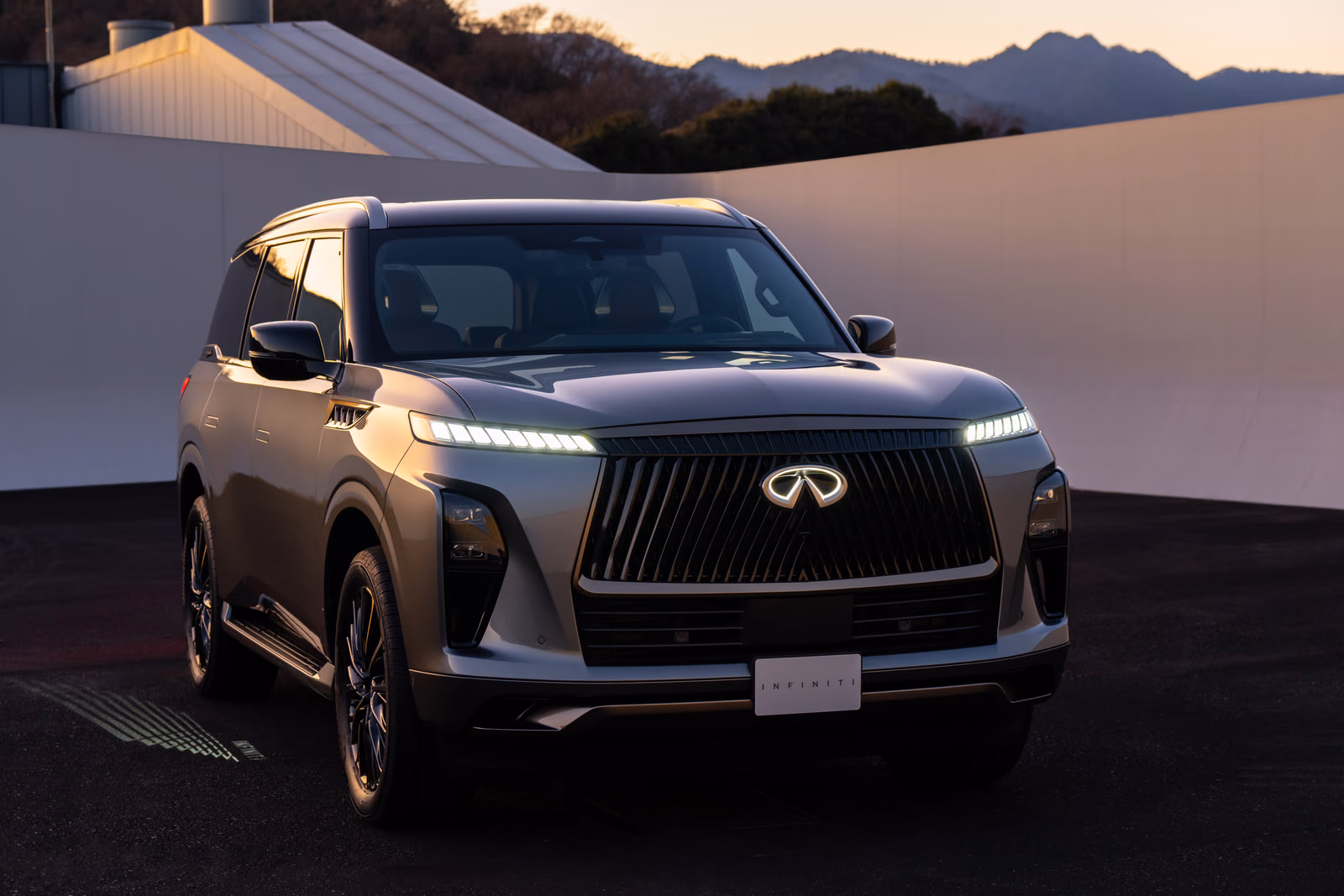 Infiniti QX80 — вид спереди