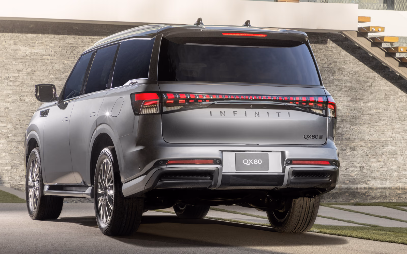 Infiniti QX80 — в движении