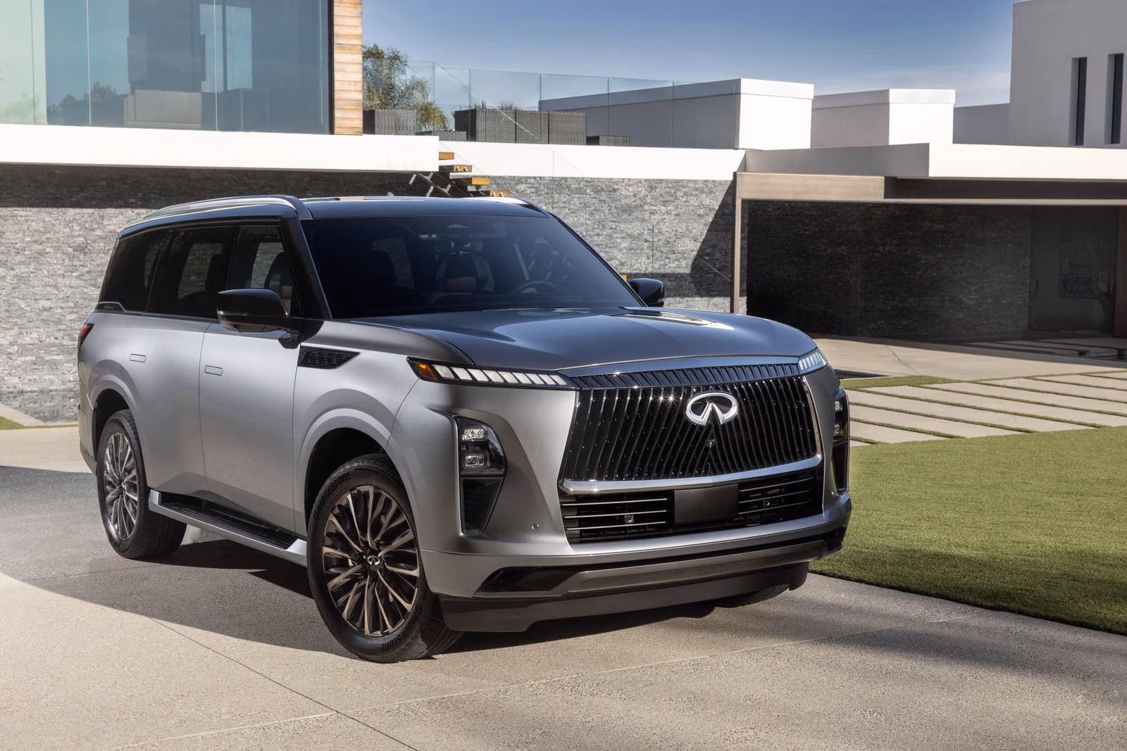 Infiniti QX80 — спереди в три четверти