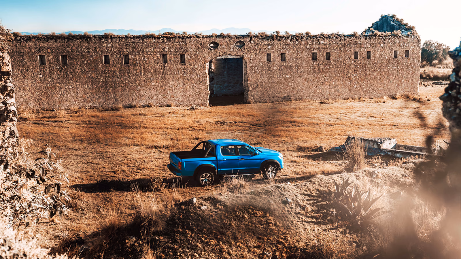 Синий JAC T8 Pro на грунтовой площадке