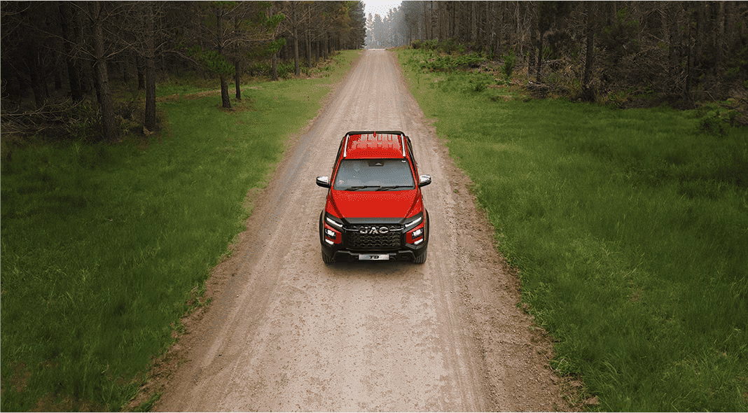Красный JAC T9 на лесной дороге