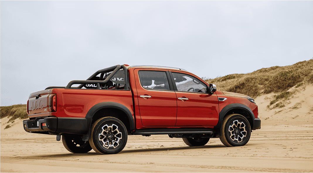 Красный JAC T9 в профиль