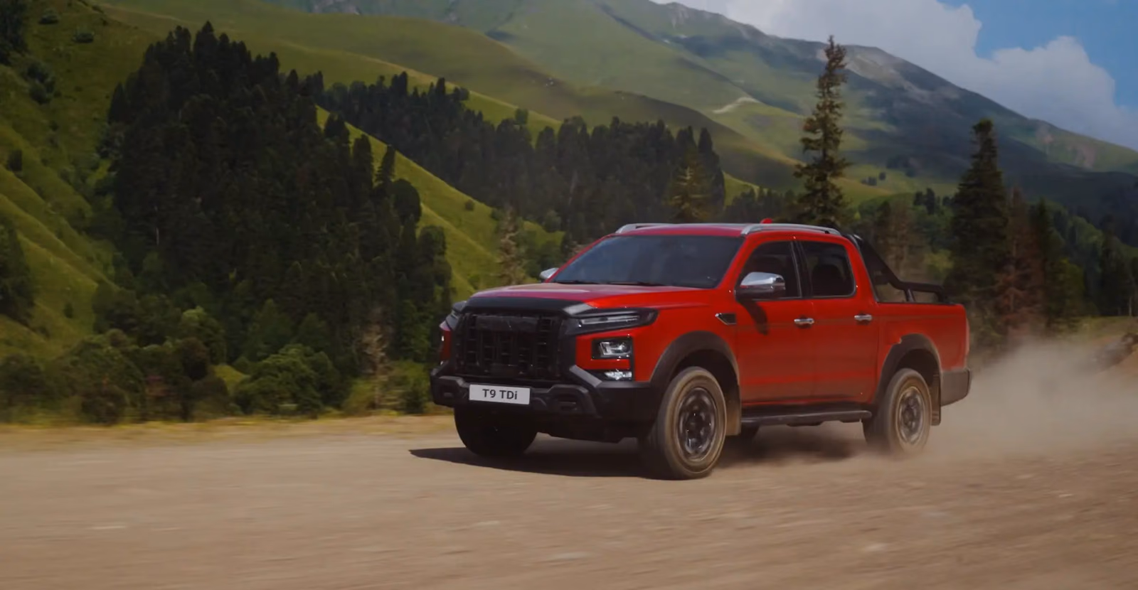 Красный JAC T9 на горной грунтовой дороге