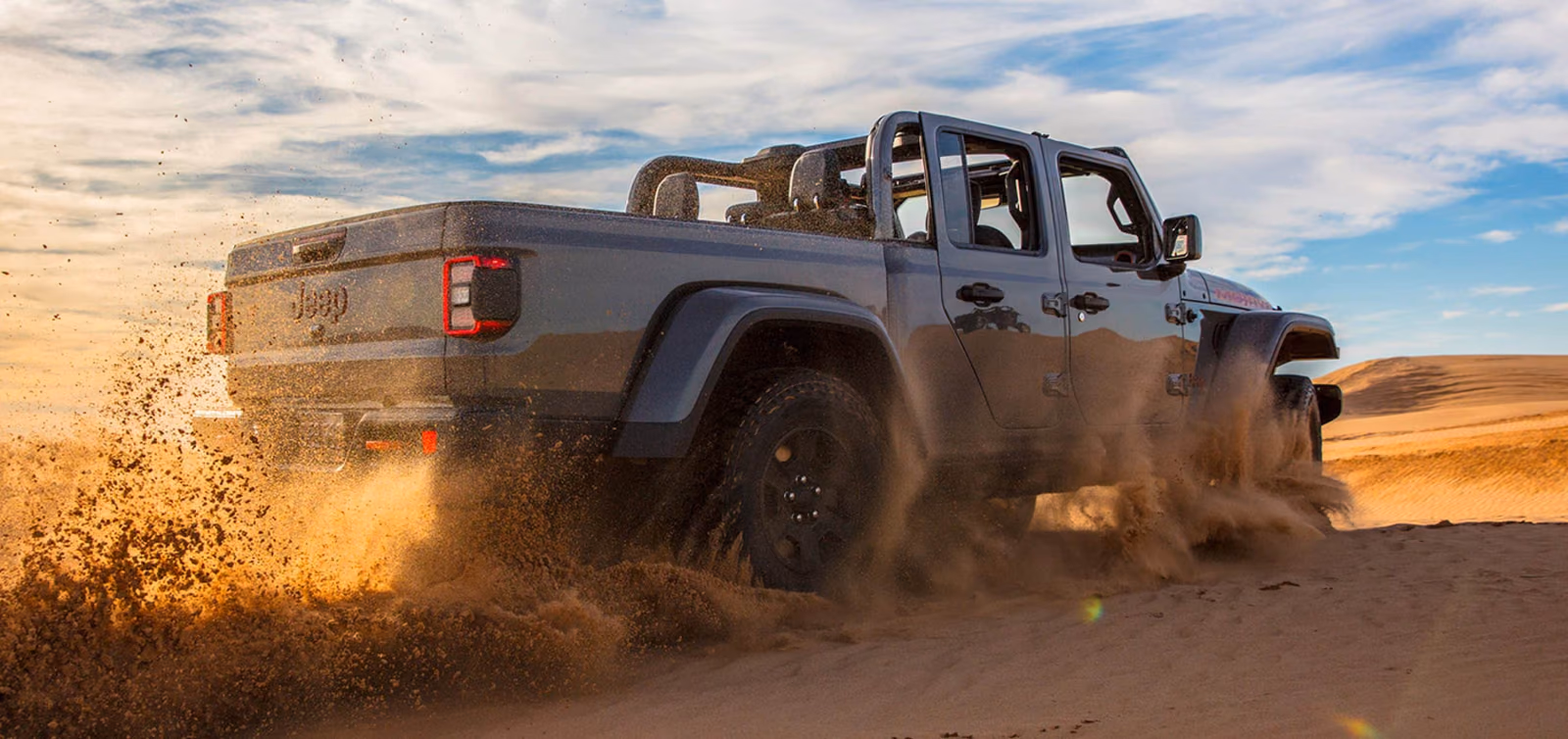Jeep Gladiator сзади на песчаном бездорожье