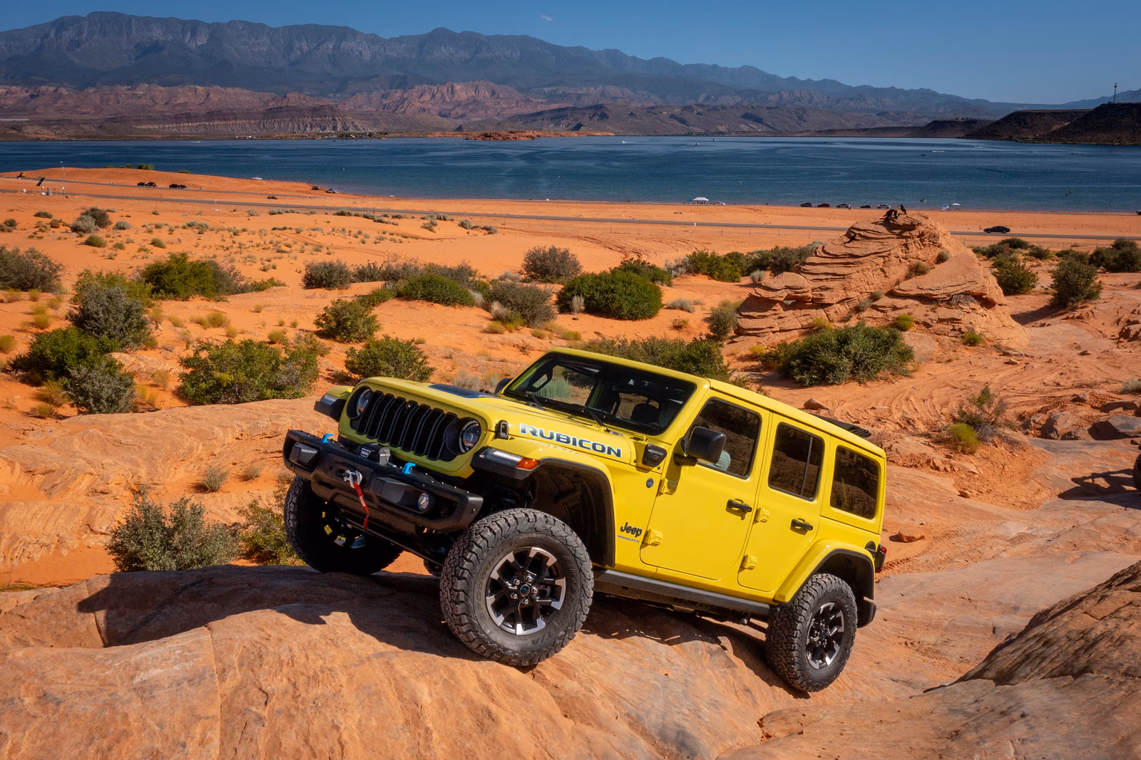 Jeep Wrangler Rubicon 4xe — жёлтый внедорожник на скальном плато