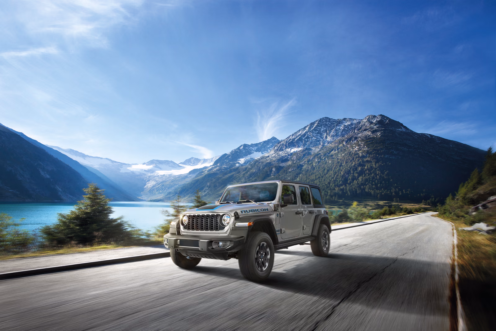Jeep Wrangler 2024 — автомобиль в движении по горной дороге
