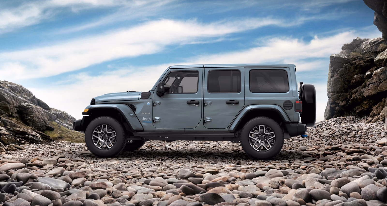 Jeep Wrangler 4xe — профиль пятидверного кузова
