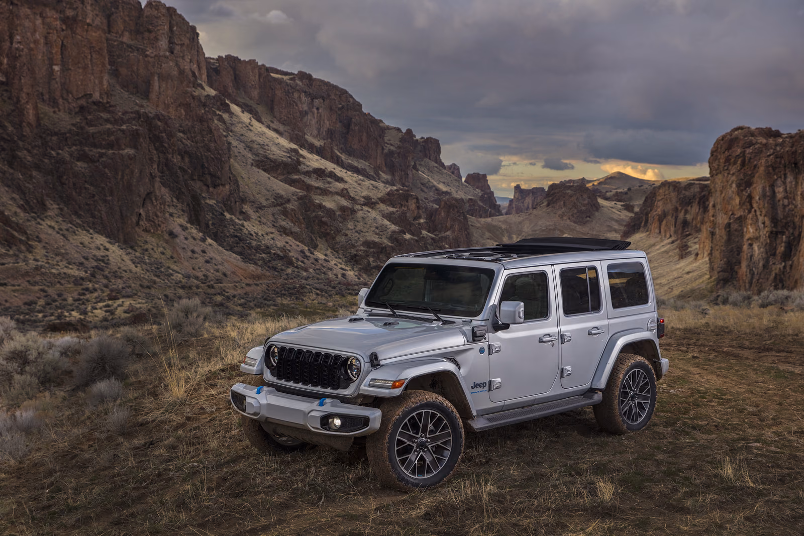 Jeep Wrangler — спереди в три четверти