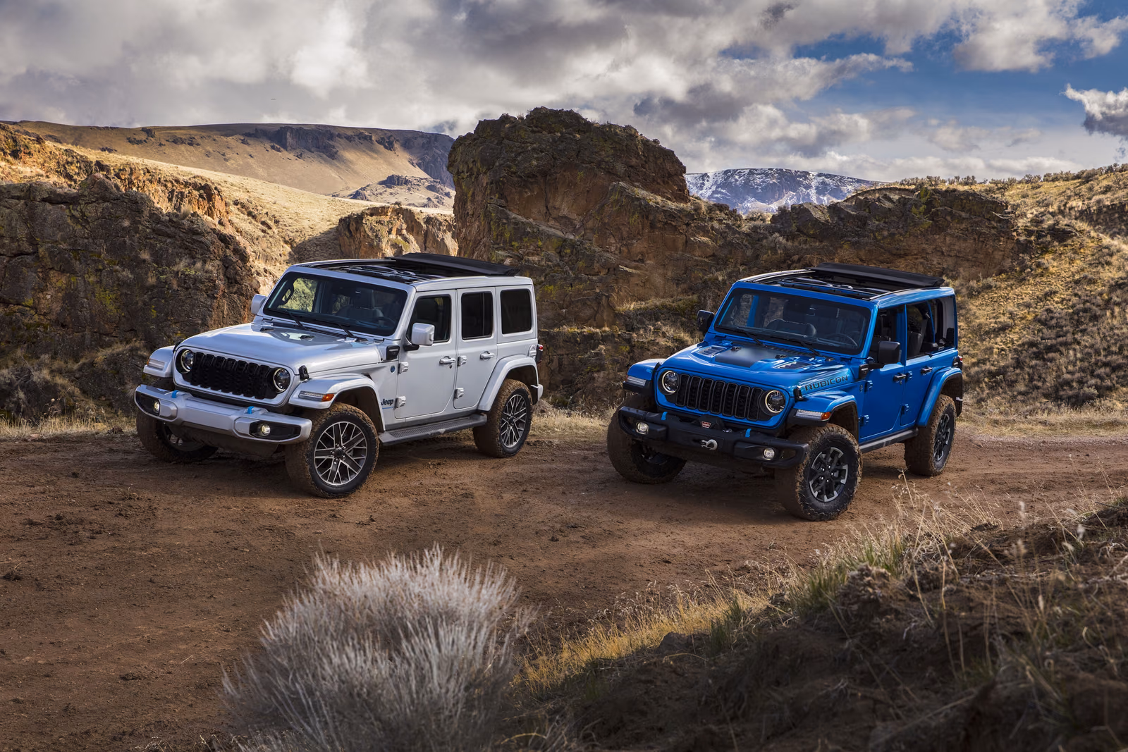 Jeep Wrangler — вид сзади в три четверти