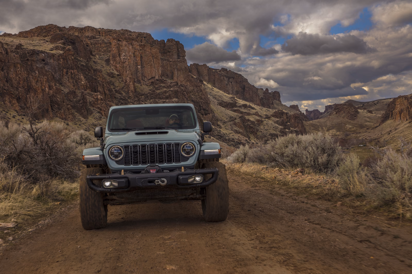 Jeep Wrangler — вид сзади в три четверти