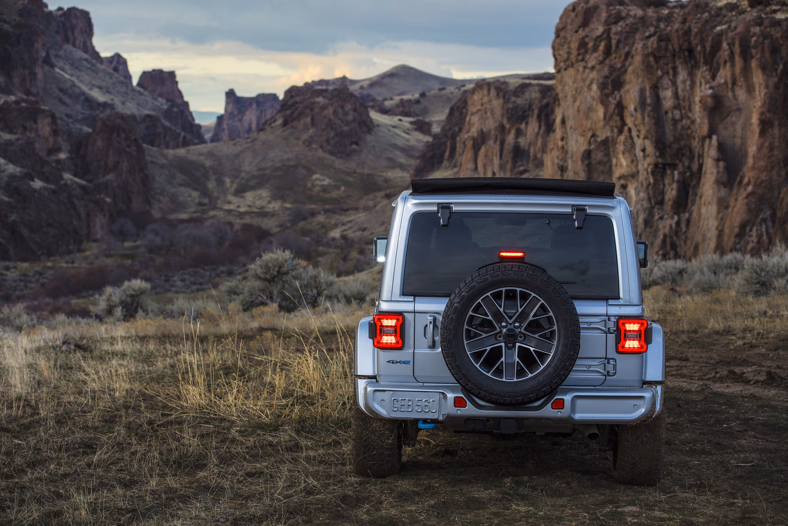 Jeep Wrangler — вид сзади в три четверти