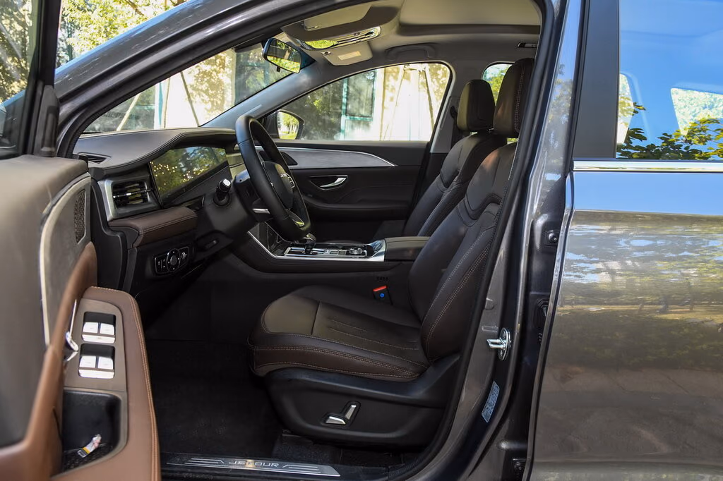 Jetour X90 Plus — водительское место и переднее кресло