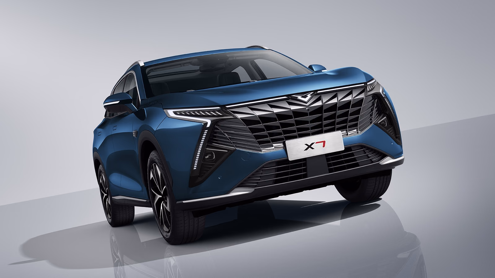 Kaiyi X7 спереди в три четверти