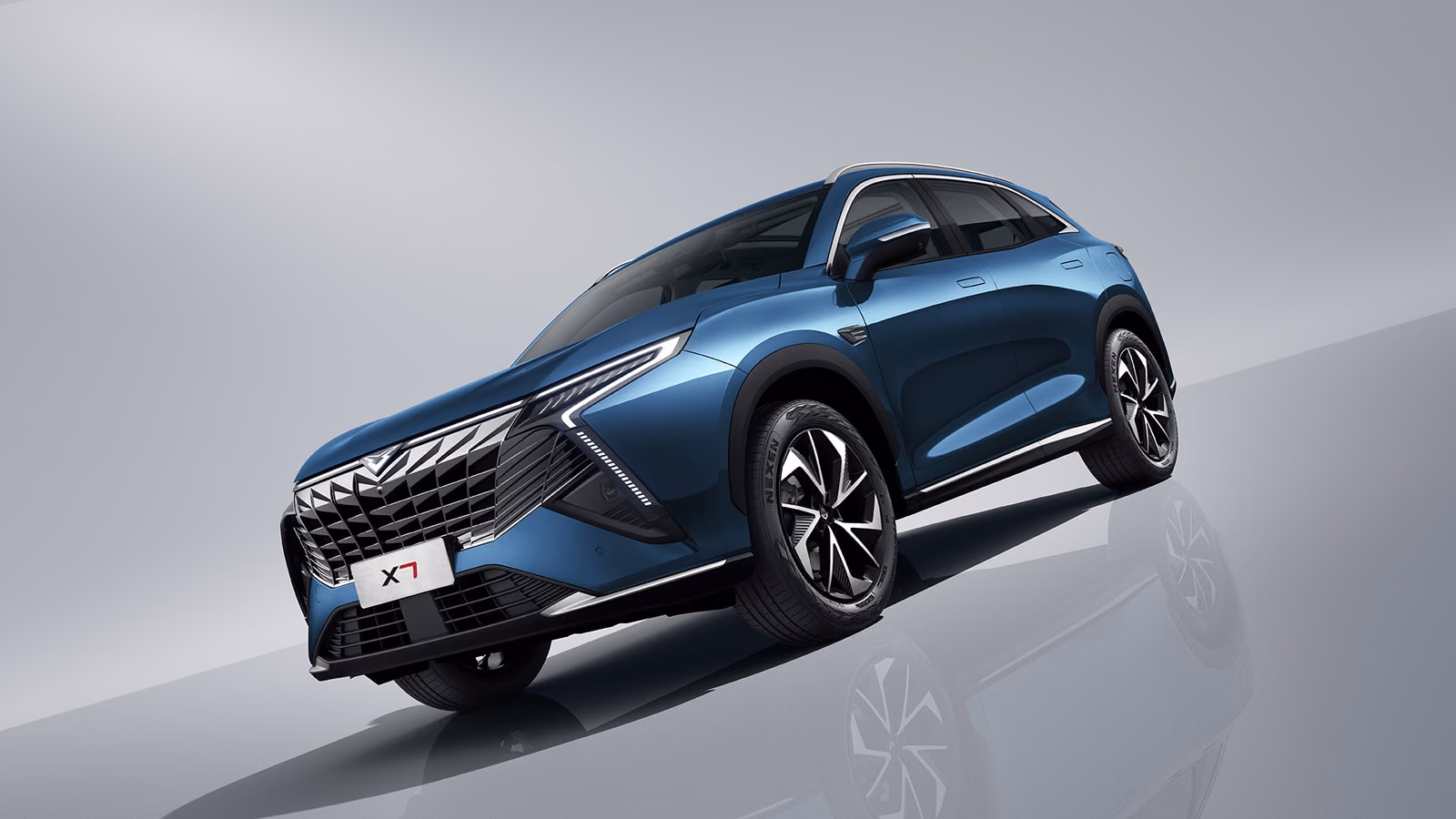Синий KAIYI X7 Kunlun в студии, низкий ракурс