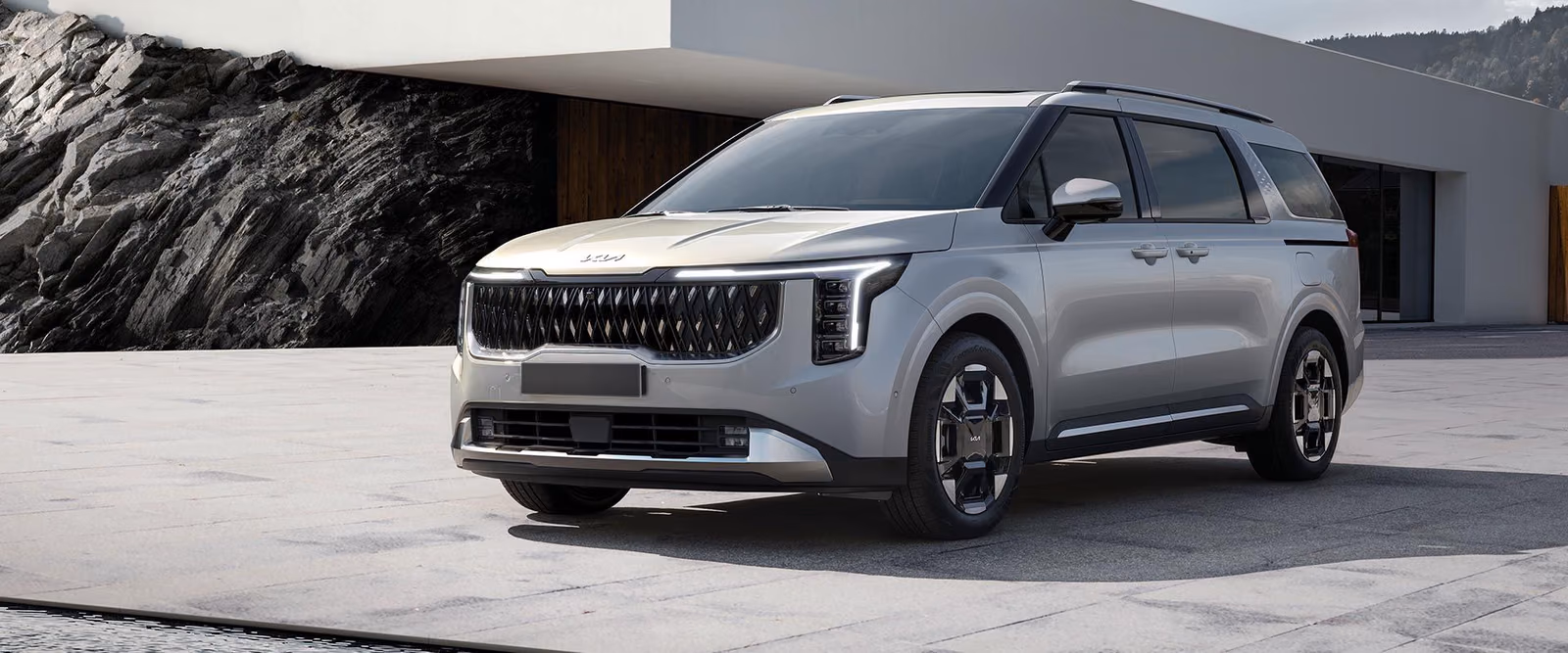 Kia Carnival — передок с вертикальной светодиодной оптикой, вид спереди в три четверти