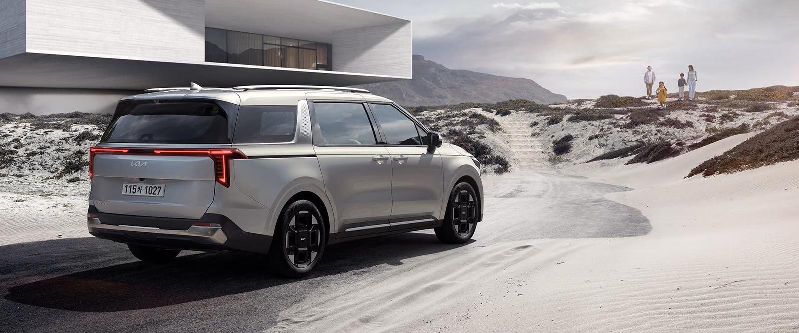 Kia Carnival — вид сзади в три четверти, вертикальные фонари