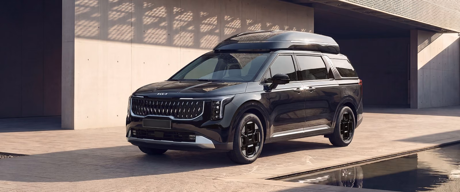 Kia Carnival Hi-Limousine с высокой крышей, вид спереди в три четверти
